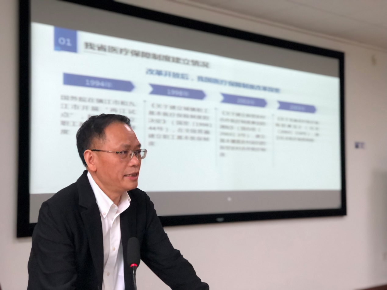 穿西装的男人站在电视前描述已自动生成