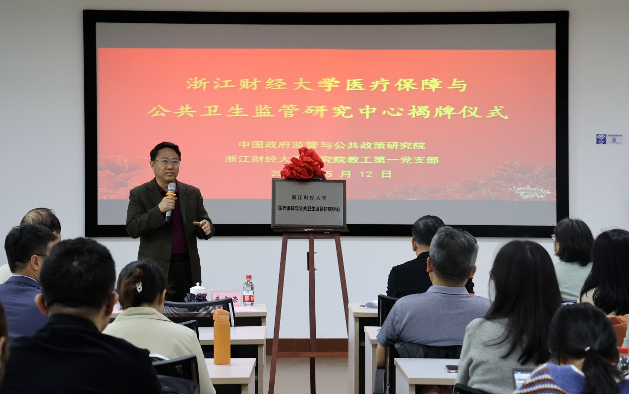 一群人站在屏幕前描述已自动生成